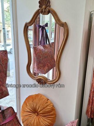 Předsíň není jen o botách 👟👠 a 🧥 . Je to první dojem, je to vizitka vašeho domova. Proto si zaslouží kousky, které vypráví...